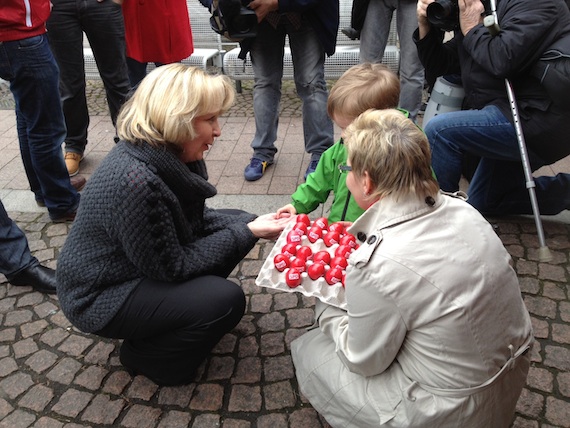 Hannelore Kraft und Carina Gödecke und ein Nachwuchs-Wähler in spe