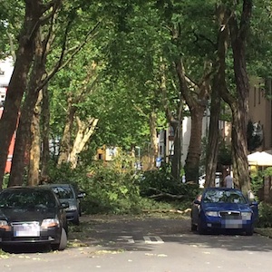 Nach dem Unwetter gesperrte Straße in Bochum-Ehrenfeld