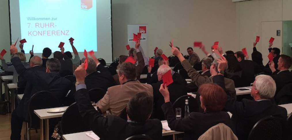 Die Delegierten der 7. Ruhrkonferenz der RuhrSPD stimmen für den Koalitionsvertrag für den Regionalverband Ruhr (RVR)