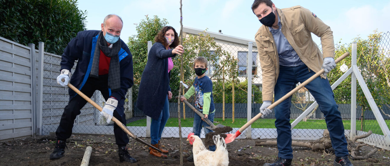 Gemeinsam mit Anna Lauria und ihren beiden Söhnen pflanzen Oberbürgermeister Thomas Eiskirch und Wolfgang Langhoff, BP-Vorstandsvorsitzender einen Baum. Foto: Lutz Leitmann/Stadt Bochum