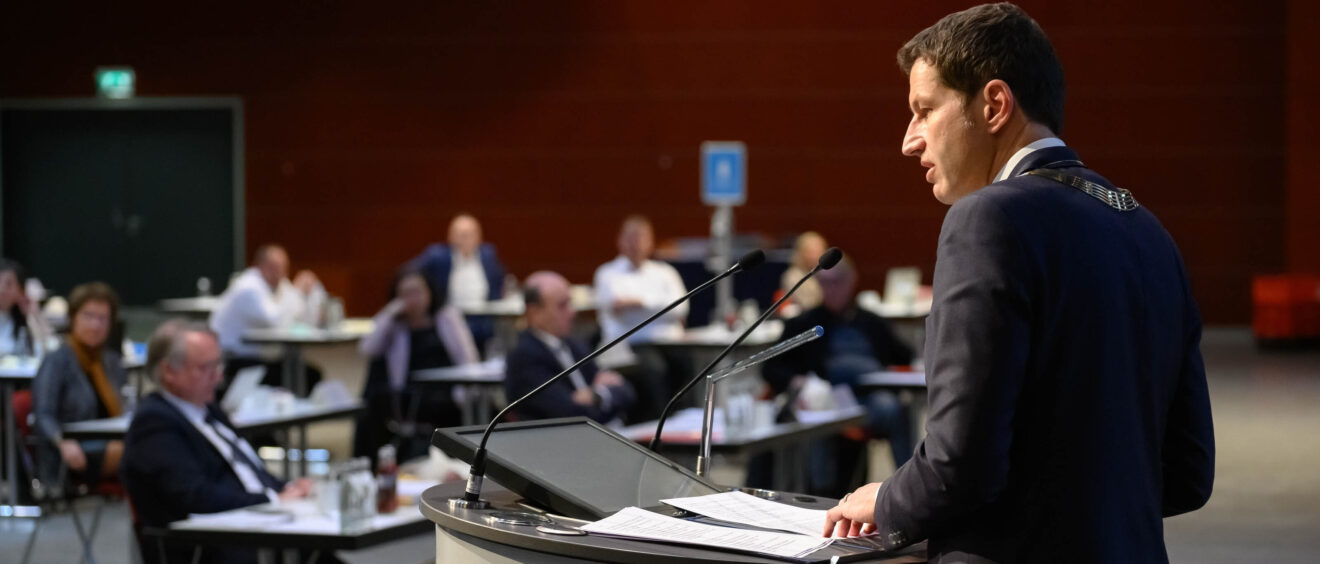 Oberbürgermeister Thomas Eiskirch wurde bei der konstituierenden Sitzung des Rats in sein Amt eingeführt. Foto: Lutz Leitmann/Stadt Bochum