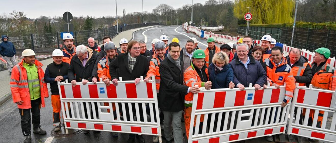 Oberbürgermeister Thomas Eiskirch gibt die Lohringbrücke frei. Foto: Lutz Leitmann/Stadt Bochum