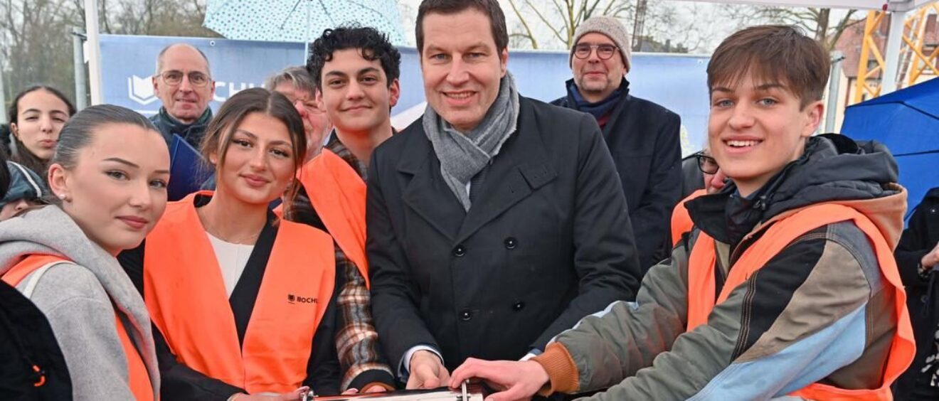 Grundsteinlegung für das Schulzentrum Gerthe durch Oberbürgermeister Thomas Eiskirch und Schülern. 10.03.2023 Foto: André Grabowski / Stadt Bochum, Referat für politische Gremien, Bürgerbeteiligung und Kommunikation