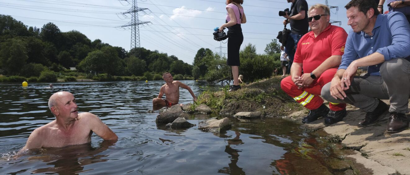 Thomas Eiskirch eröffnet die Badestelle in Dahlhausen. Foto: Stadt Bochum