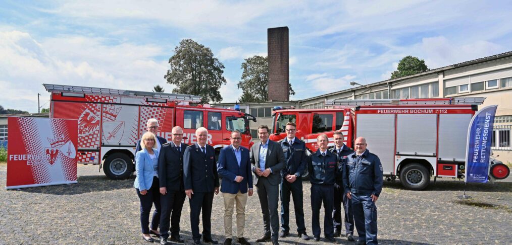 OB Thomas Kufen und OB Thomas Eiskirche unterschreiben den LOI zur Machbarkeitsstudie eines gemeinsamen Feuerwehr-Ausbildungszentrums. Foto: André Grabowski / Stadt Bochum, Referat für politische Gremien, Bürgerbeteiligung und Kommunikation