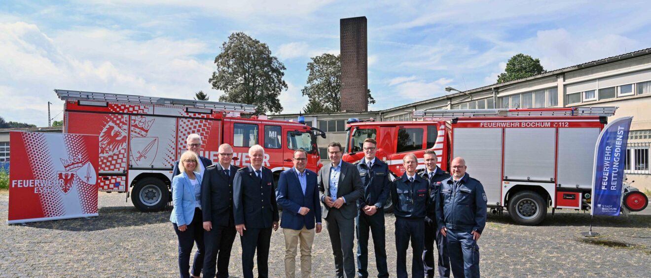 OB Thomas Kufen und OB Thomas Eiskirche unterschreiben den LOI zur Machbarkeitsstudie eines gemeinsamen Feuerwehr-Ausbildungszentrums. Foto: André Grabowski / Stadt Bochum, Referat für politische Gremien, Bürgerbeteiligung und Kommunikation
