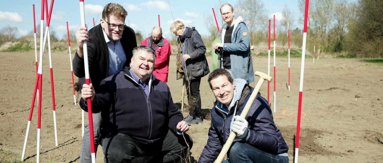 Zu sehen sind: Oberbürgermeister Thomas Eiskirch pflanzte gemeinsam mit Jörg Czwikla, Vorsitzender des Umweltausschusses und Dr. Dirk Meyer, Bezirksbürgermeister Bochum-Ost, die ersten Gehölze für den neuen Wald in Bochum (v.r.)