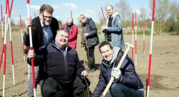 Zu sehen sind: Oberbürgermeister Thomas Eiskirch pflanzte gemeinsam mit Jörg Czwikla, Vorsitzender des Umweltausschusses und Dr. Dirk Meyer, Bezirksbürgermeister Bochum-Ost, die ersten Gehölze für den neuen Wald in Bochum (v.r.)