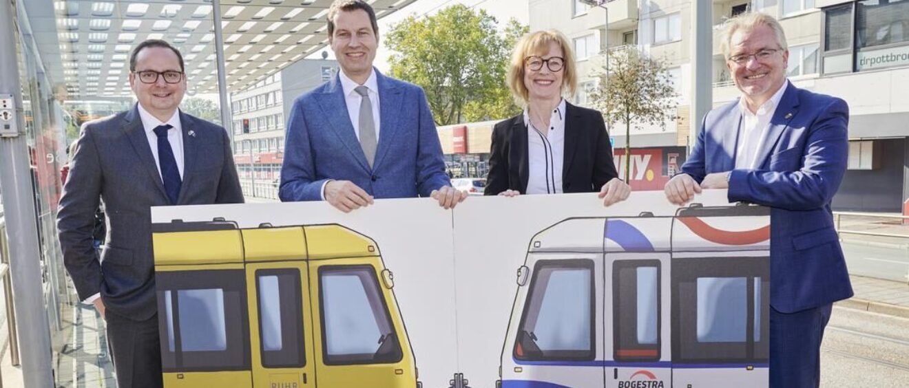 Die Oberbürgermeister*innen, die das Signet des Projektes an der Haltestelle Buerer Straße in Gelsenkirchen aus zwei Teilen zusammenfügen, (von links) Thomas Kufen (Oberbürgermeister Stadt Essen), Thomas Eiskirch (Oberbürgermeister Stadt Bochum), Karin Welge (Oberbürgermeisterin Stadt Gelsenkirchen) und Marc Buchholz (Oberbürgermeisterin Stadt Mühlheim/Ruhr) (Quelle: Bogestra/Deutscher)