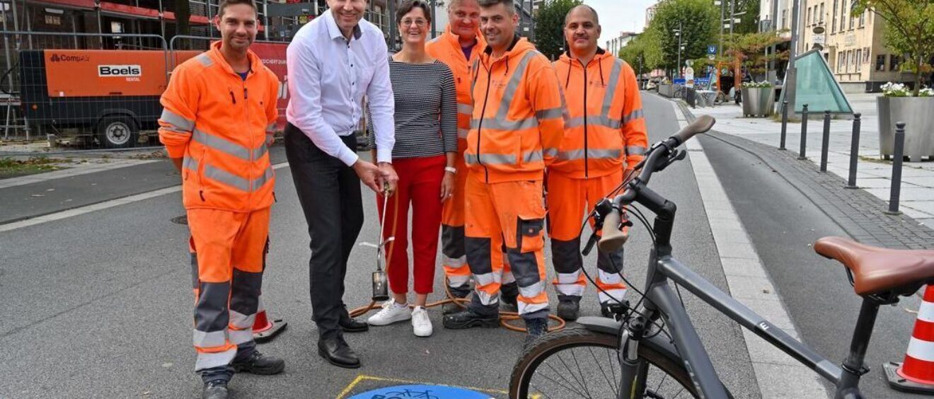 Oberbürgermeister Thomas Eiskirch bringt am 27.09.2023 mit Kollegen des Technischen Betriebes das Logo zum sogenannten Radkreuz in Bochum auf die Straße. +++ Foto: Lutz Leitmann/Stadt Bochum