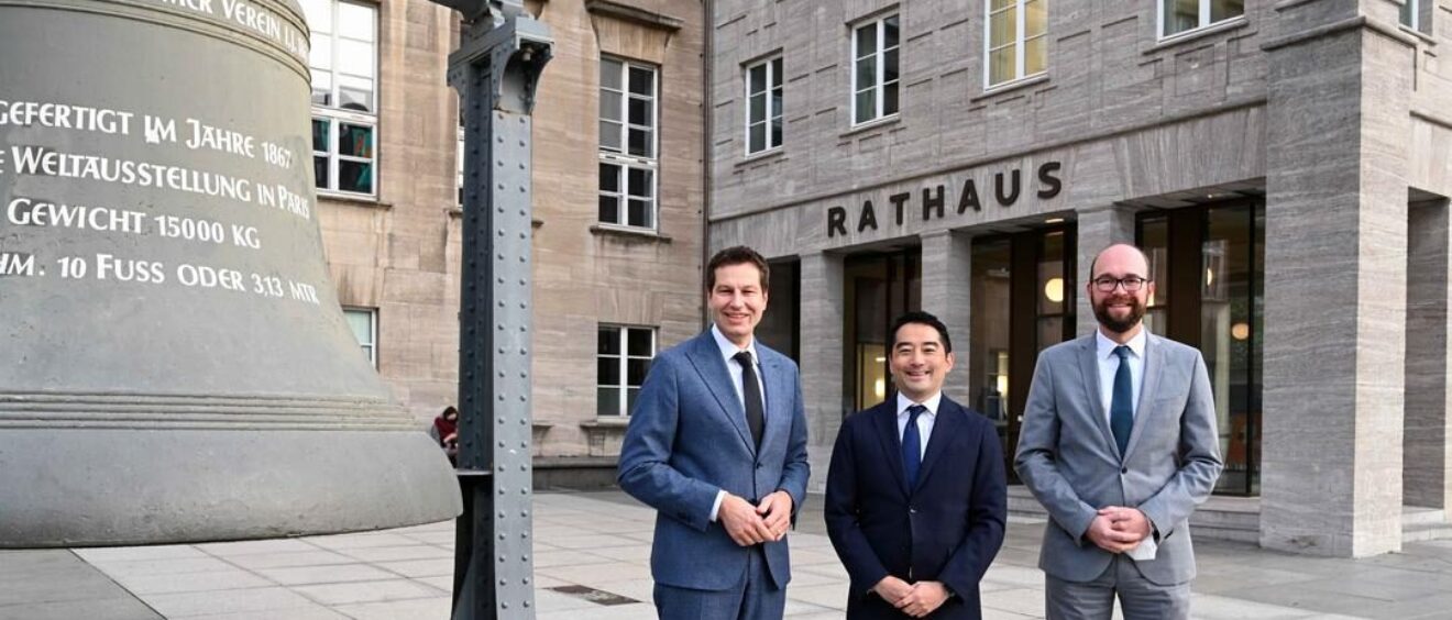 Oberbürgermeister Thomas Eiskirch, Dr. Tatsuo Igarashi, Oberbürgermeister von Bochums japanischer Partnerstadt Tsukuba und Stadtdirektor Sebastian Kopietz (Quelle: Stadt Bochum) Foto: Michael Grosler
