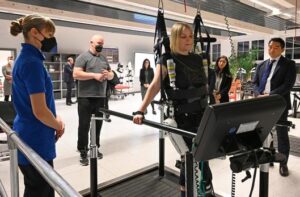 Roboteranzüge helfen Unfallopfern, bei Verletzungen des Rückenmarks sich fortzubewegen und wieder gehen zu lernen (Quelle: Stadt Bochum)
