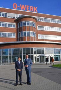 Besuch einer Delegation aus der Partnerstadt Tsukuba vor dem ehemaligen Opel-Werk (Quelle: Stadt Bochum)