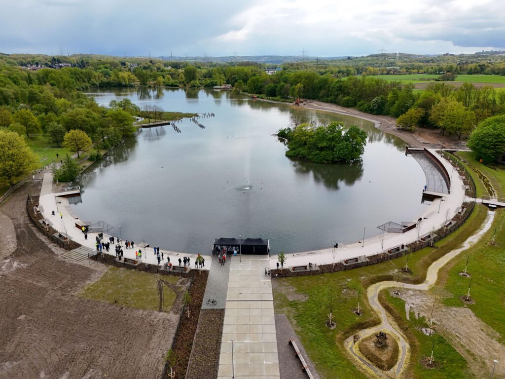 Eröffnung und Einschalten der neuen Fontäne nach Umgestaltung am Ümminger See in Bochum, 17.04.2024. +++ Foto: Lutz Leitmann/Stadt Bochum