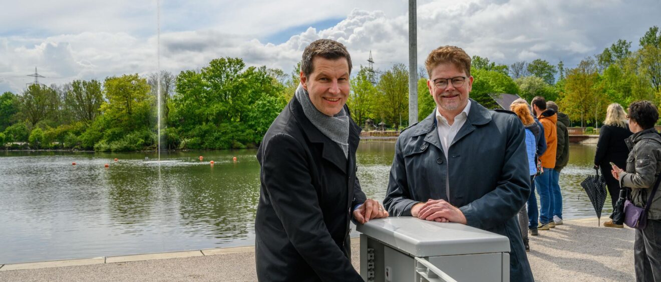Oberbürgermeister Thomas Eiskirch und Bezirksbürgermeister Dr. Dirk Meyer bei Eröffnung und Einschalten der neuen Fontäne nach Umgestaltung am Ümminger See in Bochum (Quelle: Stadt Bochum)