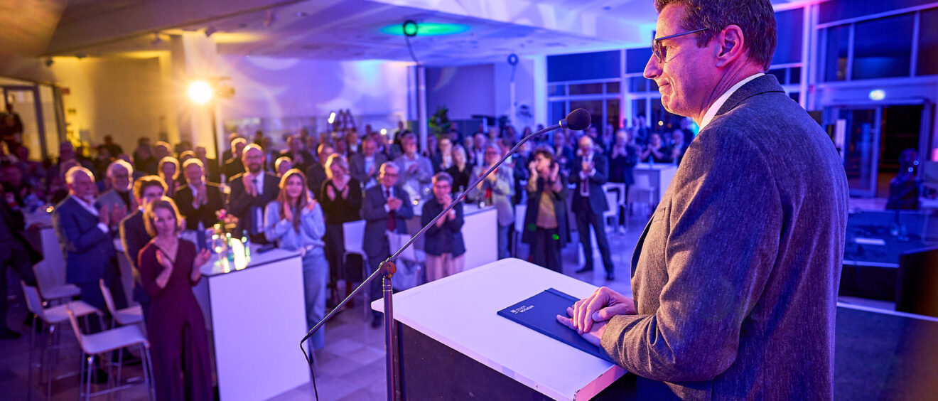 Im Atrium des O-Werks wurde Oberbürgermeister Thomas Eiskirch feierlich verabschiedet. Foto: Dennis Yenmez/Stadt Bochum