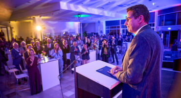 Im Atrium des O-Werks wurde Oberbürgermeister Thomas Eiskirch feierlich verabschiedet. Foto: Dennis Yenmez/Stadt Bochum